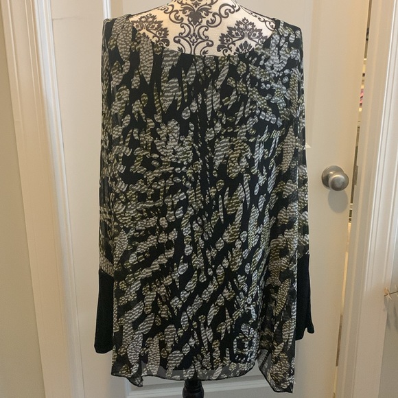 NWOT.  Woman’s long sleeve cocoon style top with rounded neck & fitted sleeves. - Picture 8 of 9